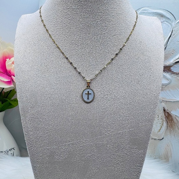Cross Pendant Necklace Style White - Picture 1 of 4